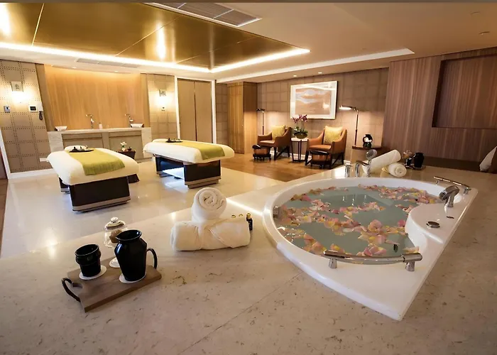 Luxury 2br Retreat Near Airports Moa Okada Manila